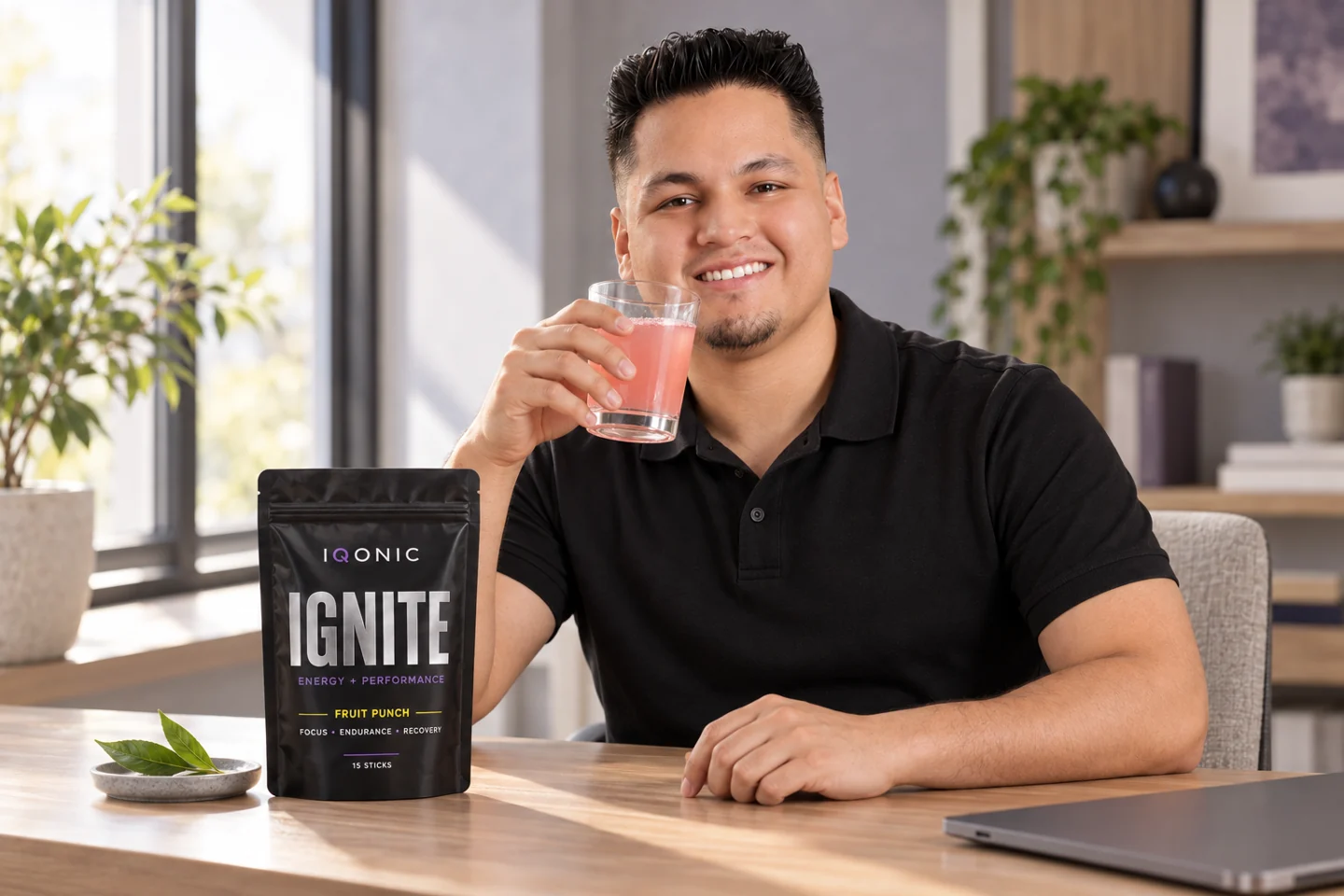 Diego Sovero con un vaso cerca de los labios y el envase de IGNITE visible.