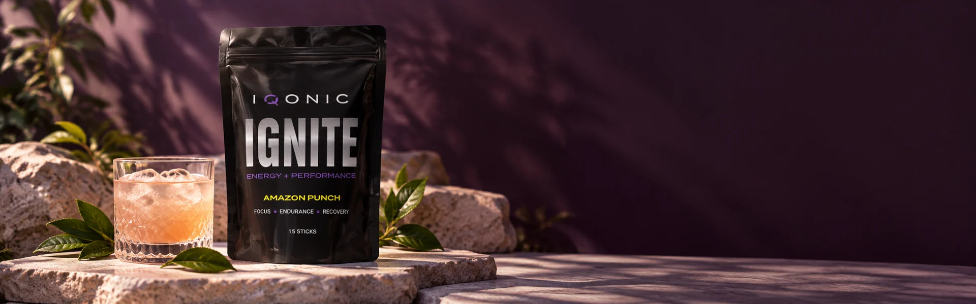 IGNITE: bolsa completa junto a un vaso sobre piedra
