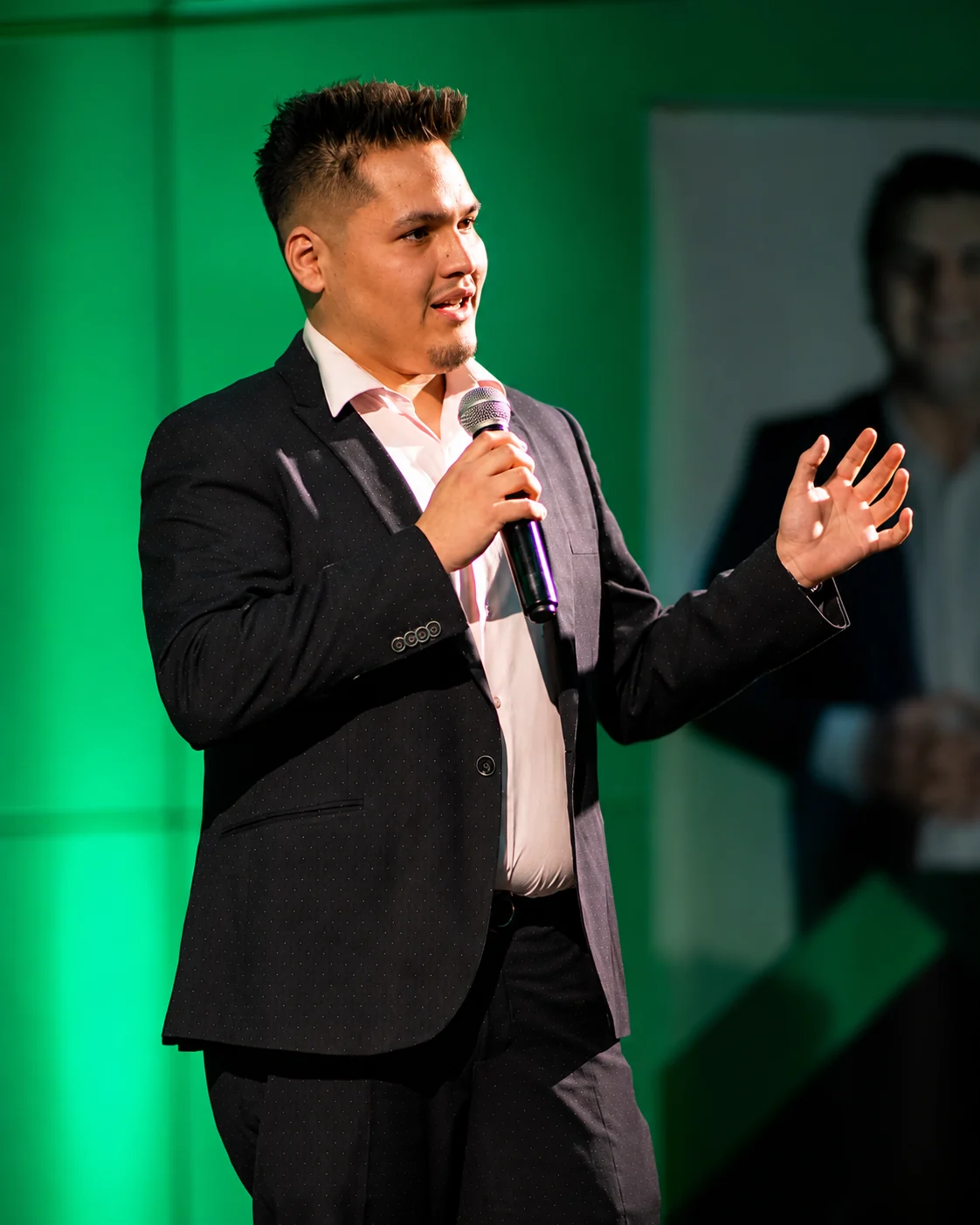 Diego Sovero hablando con micrófono